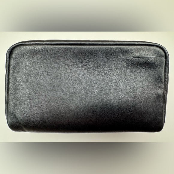 Tumi vintage leather toiletry bag w/red logo inside. Zipper closure. EUC - Picture 1 of 12
